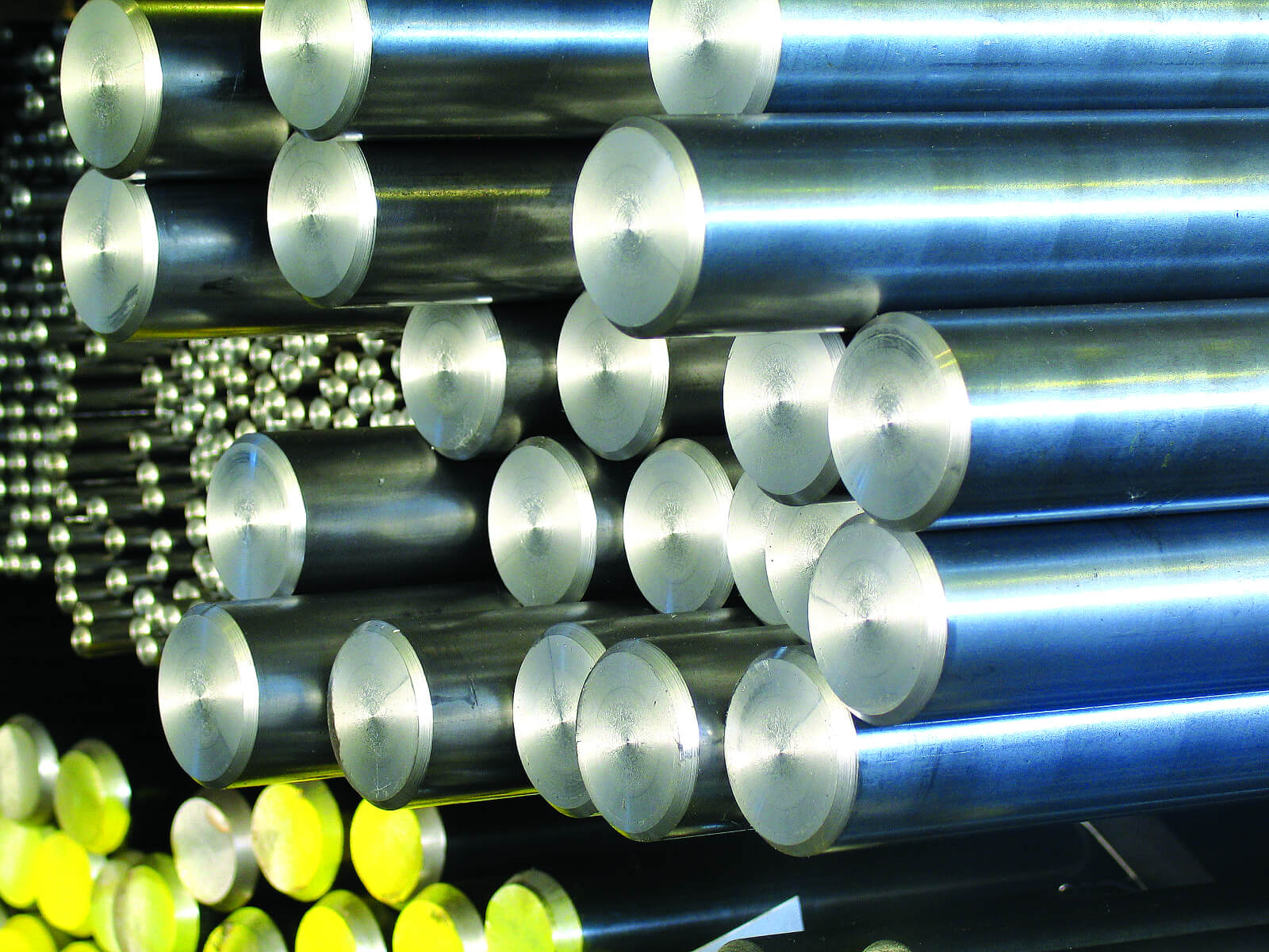 Ułożone metalowe pręty. Przemysłowe pręty stalowe. Materiały do obróbki metali.