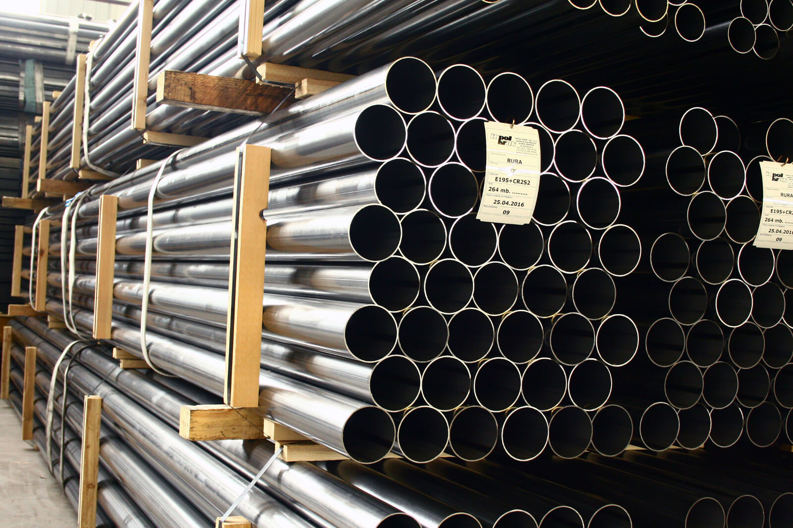 Ułożone metalowe rury w magazynie. Rury stalowe dla budownictwa lub przemysłu.